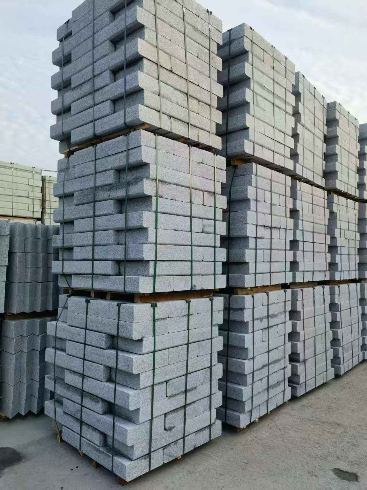 汕头 路沿石（路侧石），颜色一致，尺寸标准