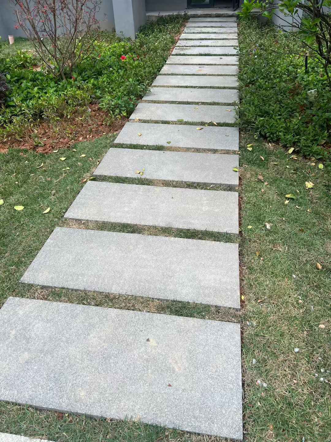 汕头 芝麻黑小区踏步、汀步石铺装效果