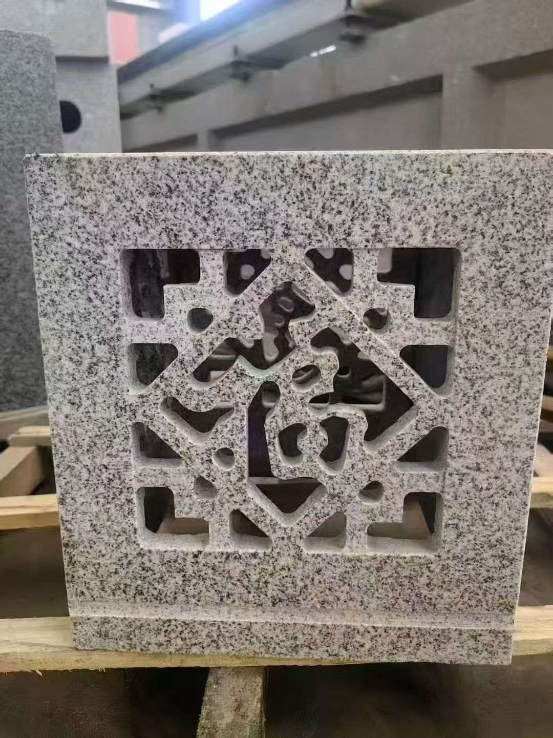 汕头 芝麻白花岗岩镂空雕花灯笼